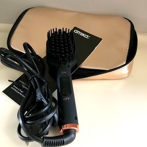 Amika travel size straightening brush